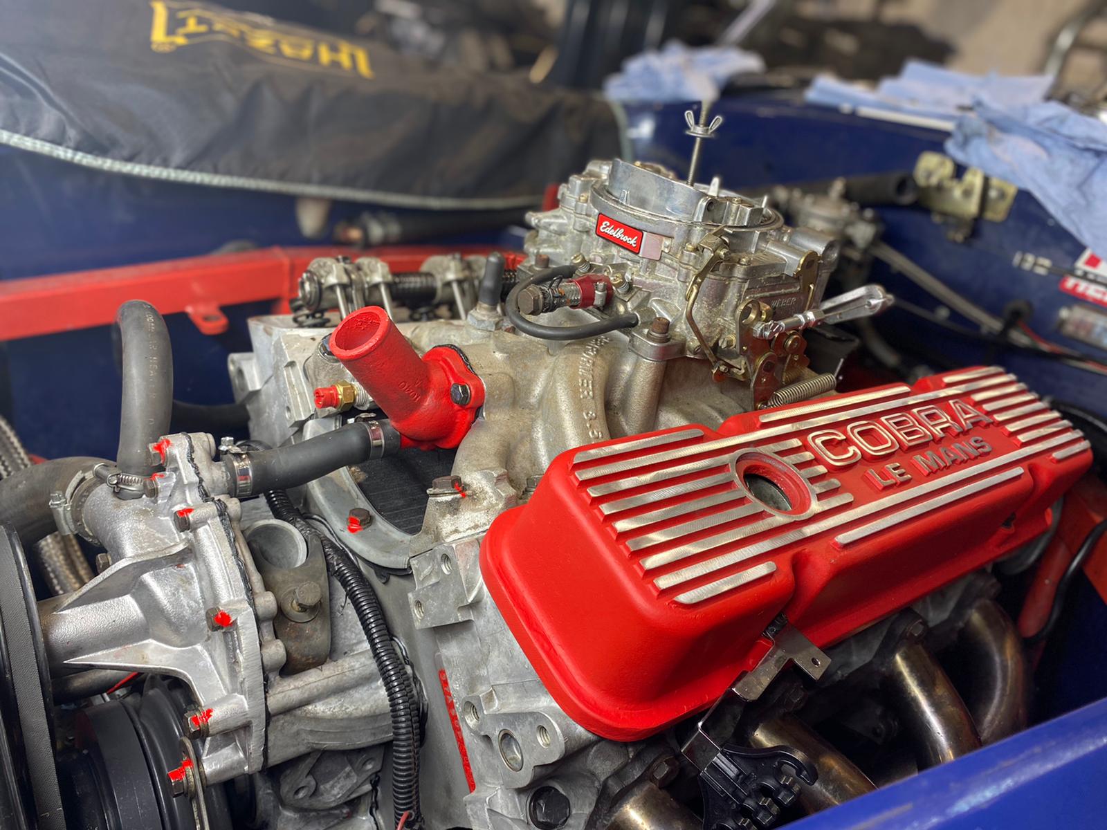 V8-Motor mit Cobra Le Mans Ventildeckeln und Edelbrock-Vergaser