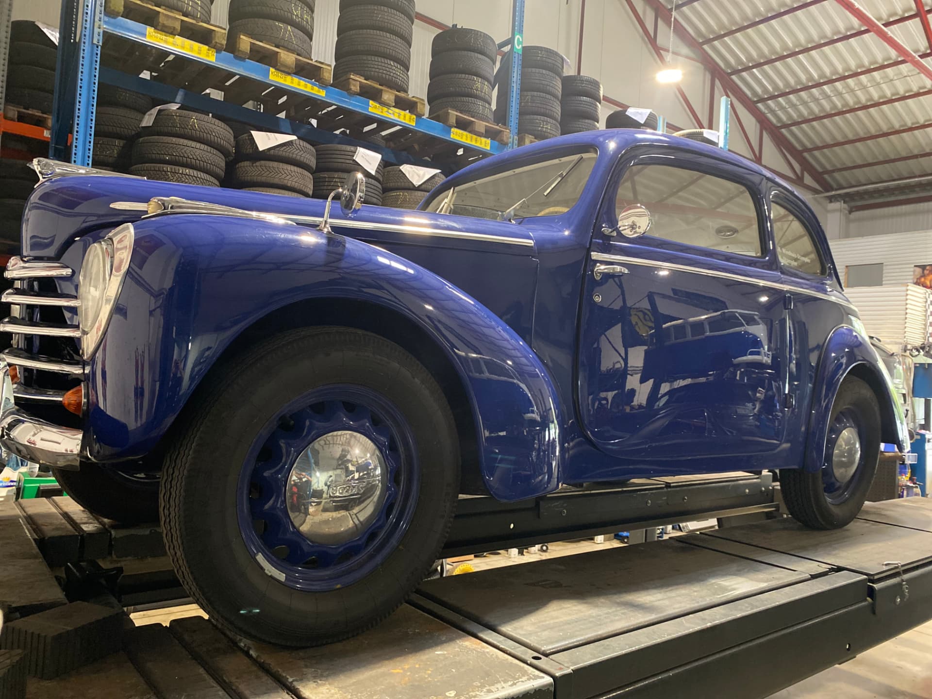 Blauer Vorkriegs-Oldtimer auf der Hebebühne in der Werkstatt