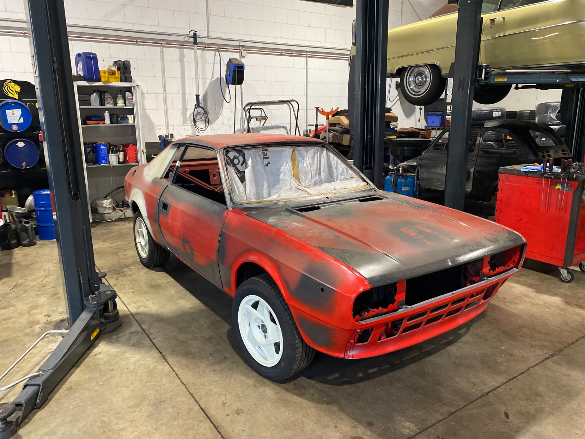 Lancia Beta Coupé in der Karosserie- und Lackierphase auf der Hebebühne