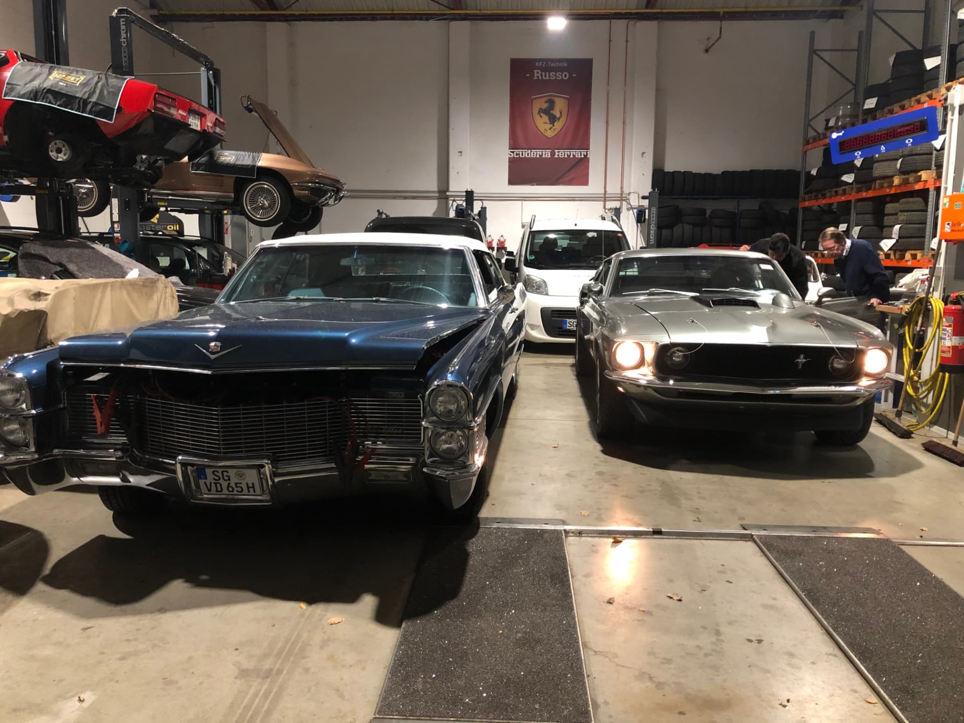 Cadillac und Ford Mustang US-Cars in der Werkstatthalle von KFZ Service Russo