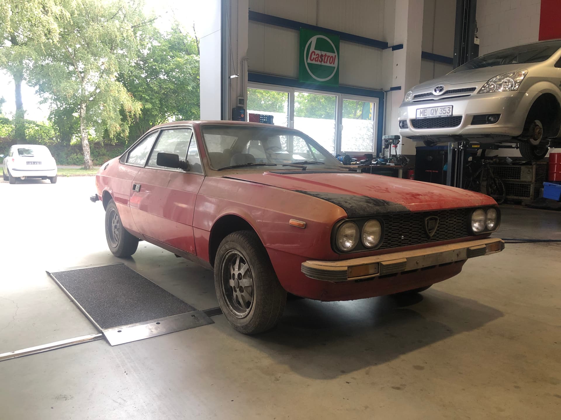 Unrestaurierter Lancia Beta Coupé vor der Restaurierung in der Werkstatt